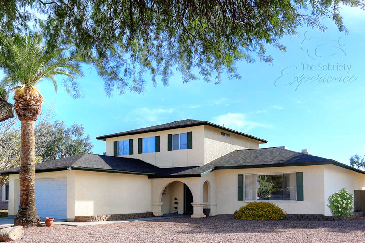 Comparing Sober Living Homes to Halfway Houses in Scottsdale & Phoenix, Arizona